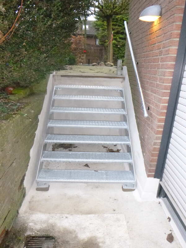 Stahlwangentreppe außen mit Handlauf