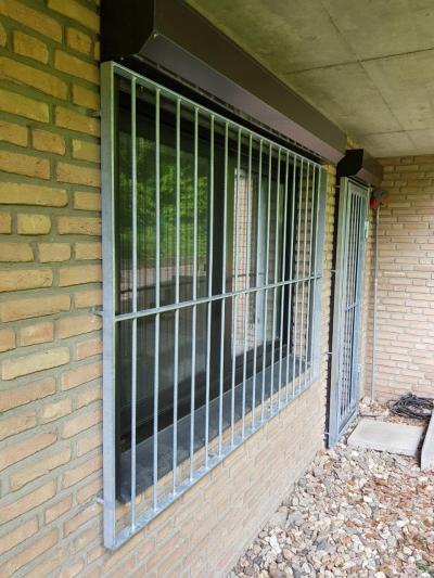 Gittertür mit Fenstergitter.jpg