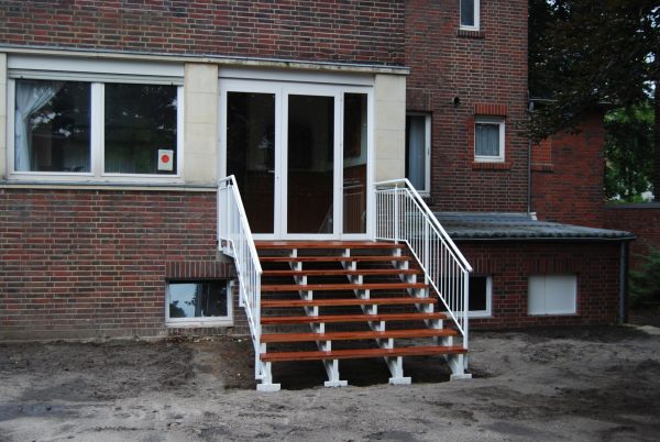 Außentreppe aus Stahl mit Holzstufen