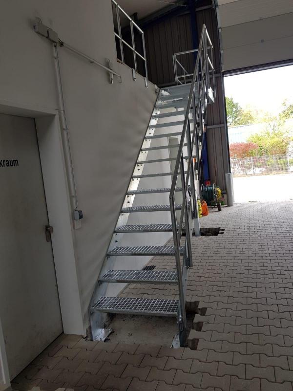 Stahlwangentreppe innen mit Geländer und Podest