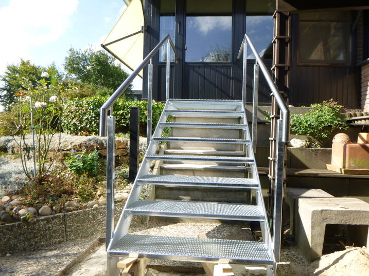 Stahlwangentreppe außen mit  Geländer