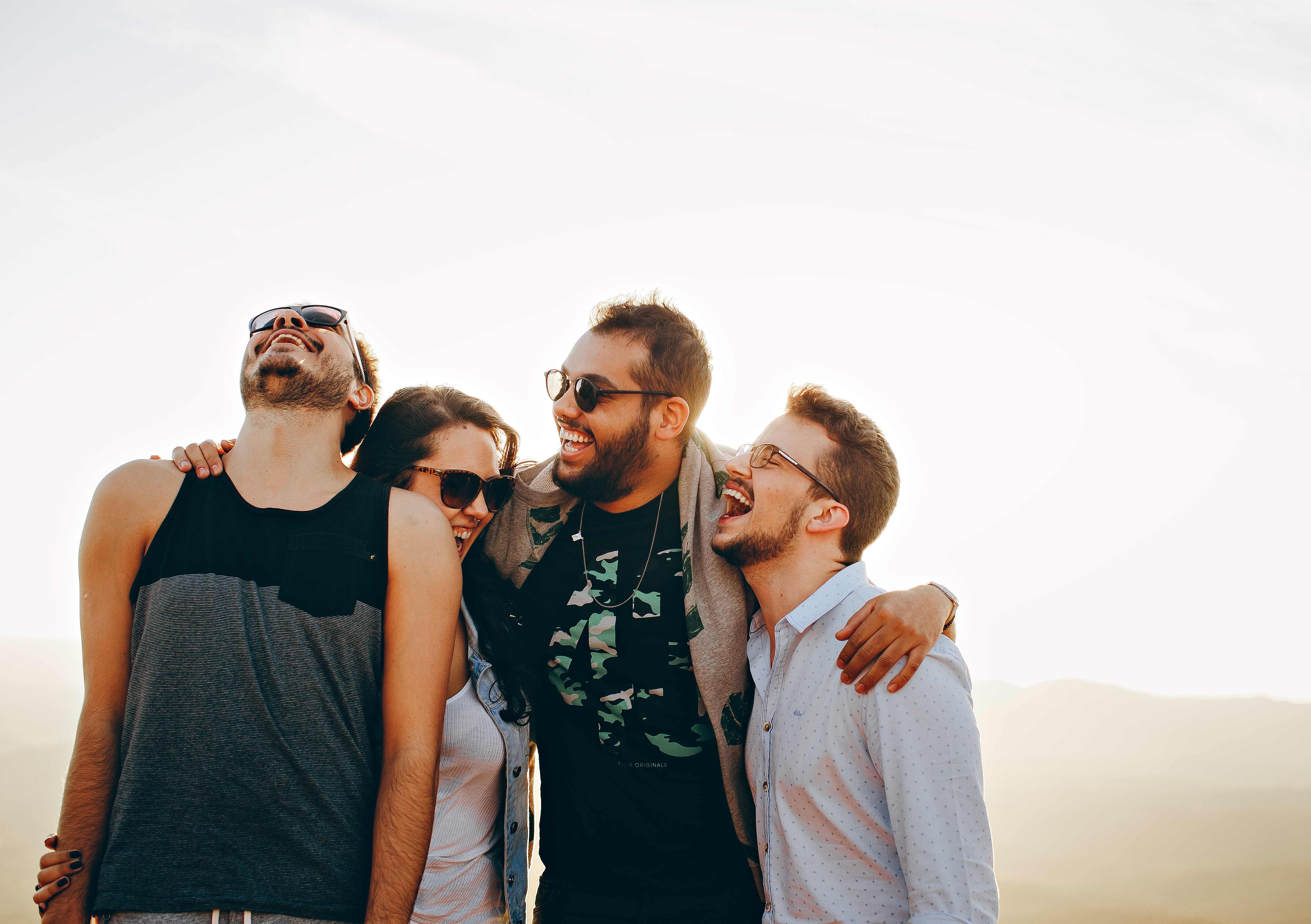 Wie man beliebt wird im kreise seiner freunde Lachen zwischen Freunde