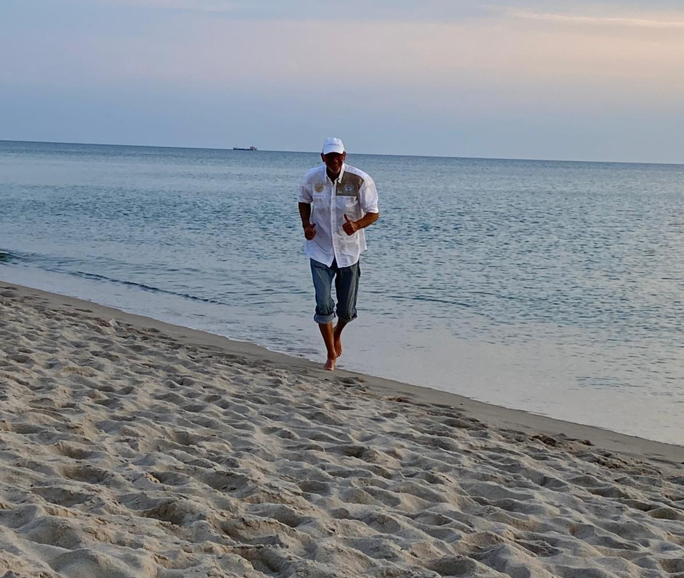 Dirk joggt am Wasser.jpeg