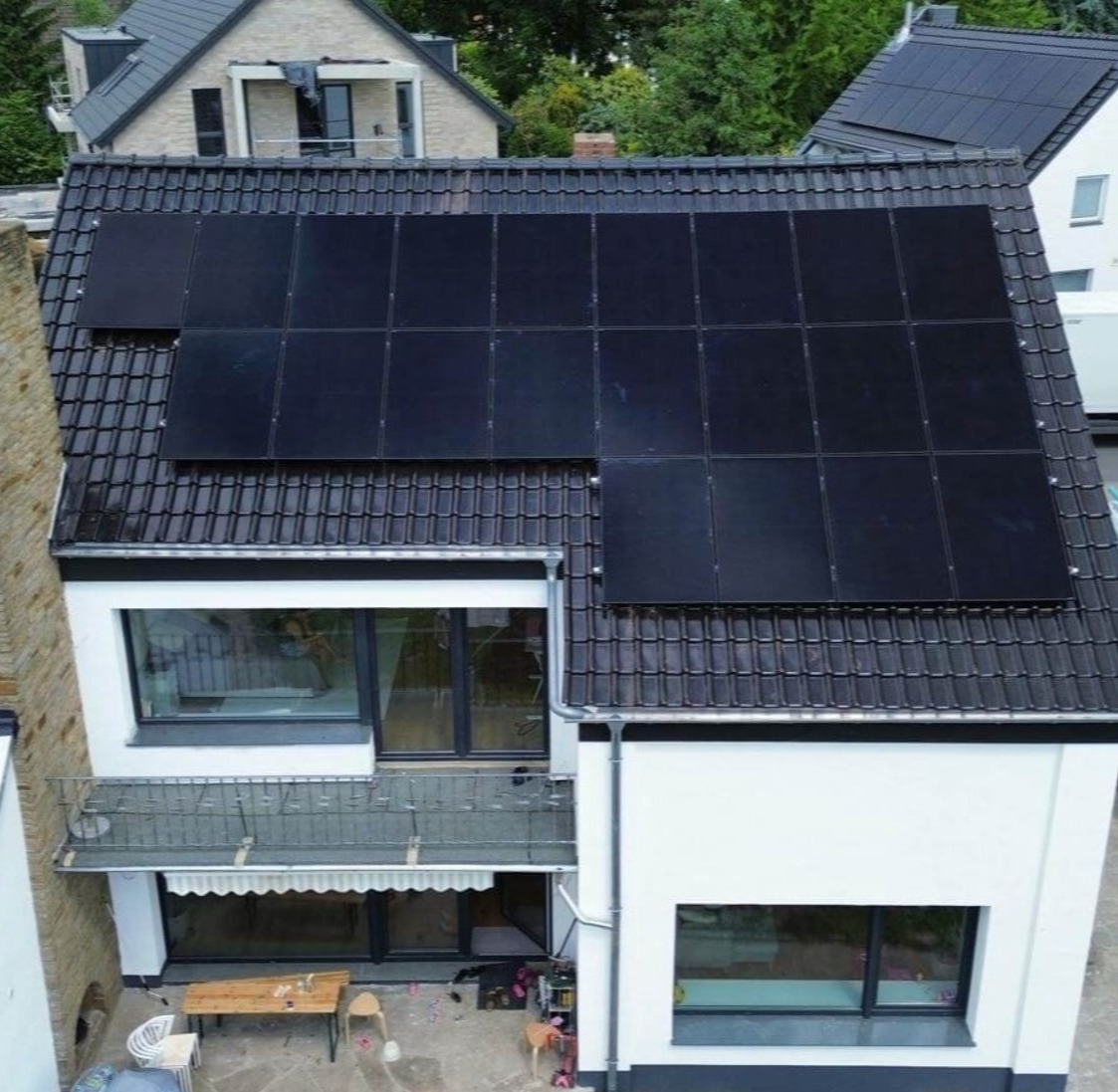 Photovoltaikanlage auf dem Dach eines Einfamilienhauses in Meerbusch