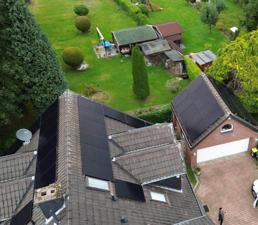 Luftaufnahme einer Solaranlage auf dem Dach eines Einfamilienhauses und auf dem Garagendach in Mülheim an der Ruhr