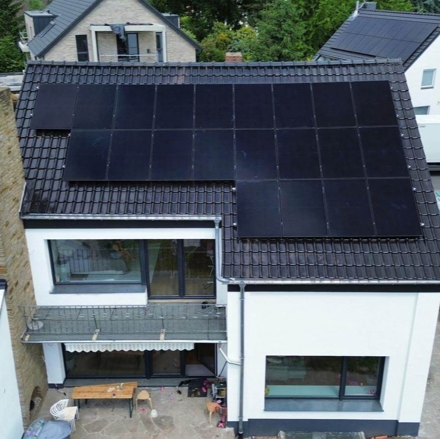 Photovoltaikanlage auf dem Dach eines Einfamilienhauses in Meerbusch