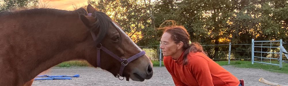 Nicole-Pferdedolmetscherin-mit Pferd.jpg