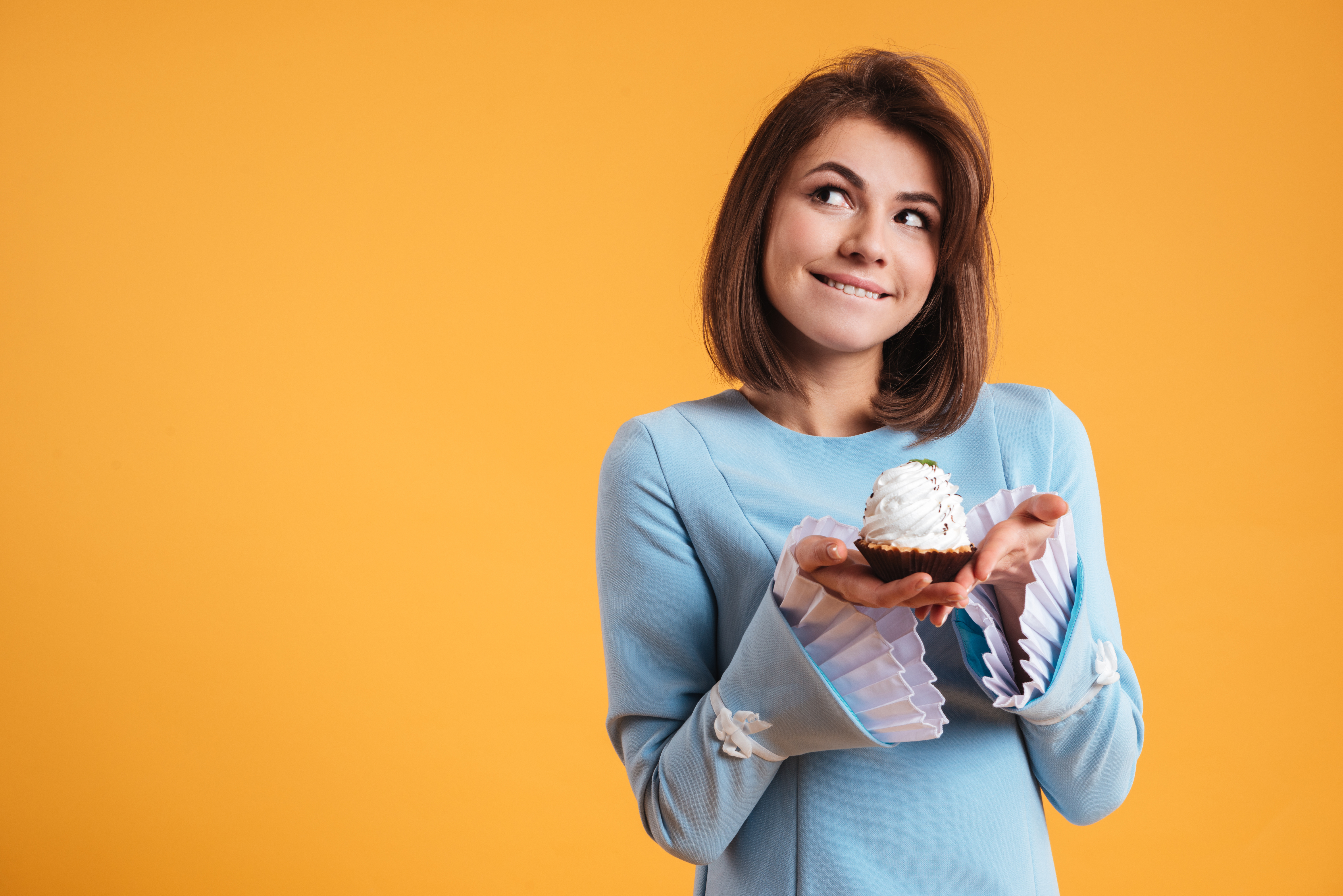 Frau mit Cupcake
