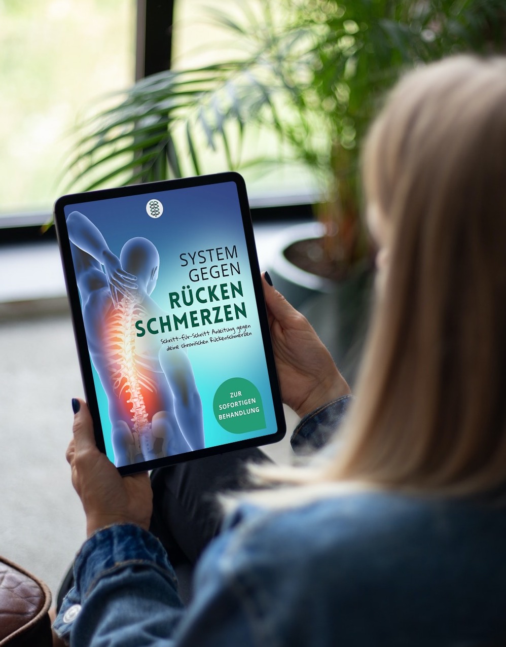 Frau mit Tablet liest eBook System-gegen-Rueckenschmerzen