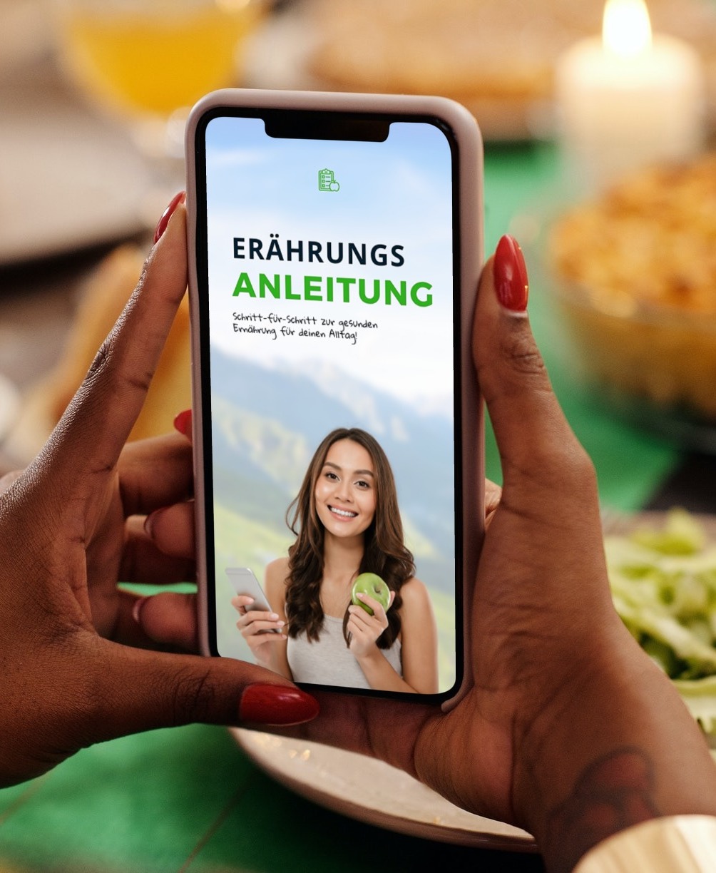 frau_am_esstisch_liest_ernaehrungs_anleitung_smartphone
