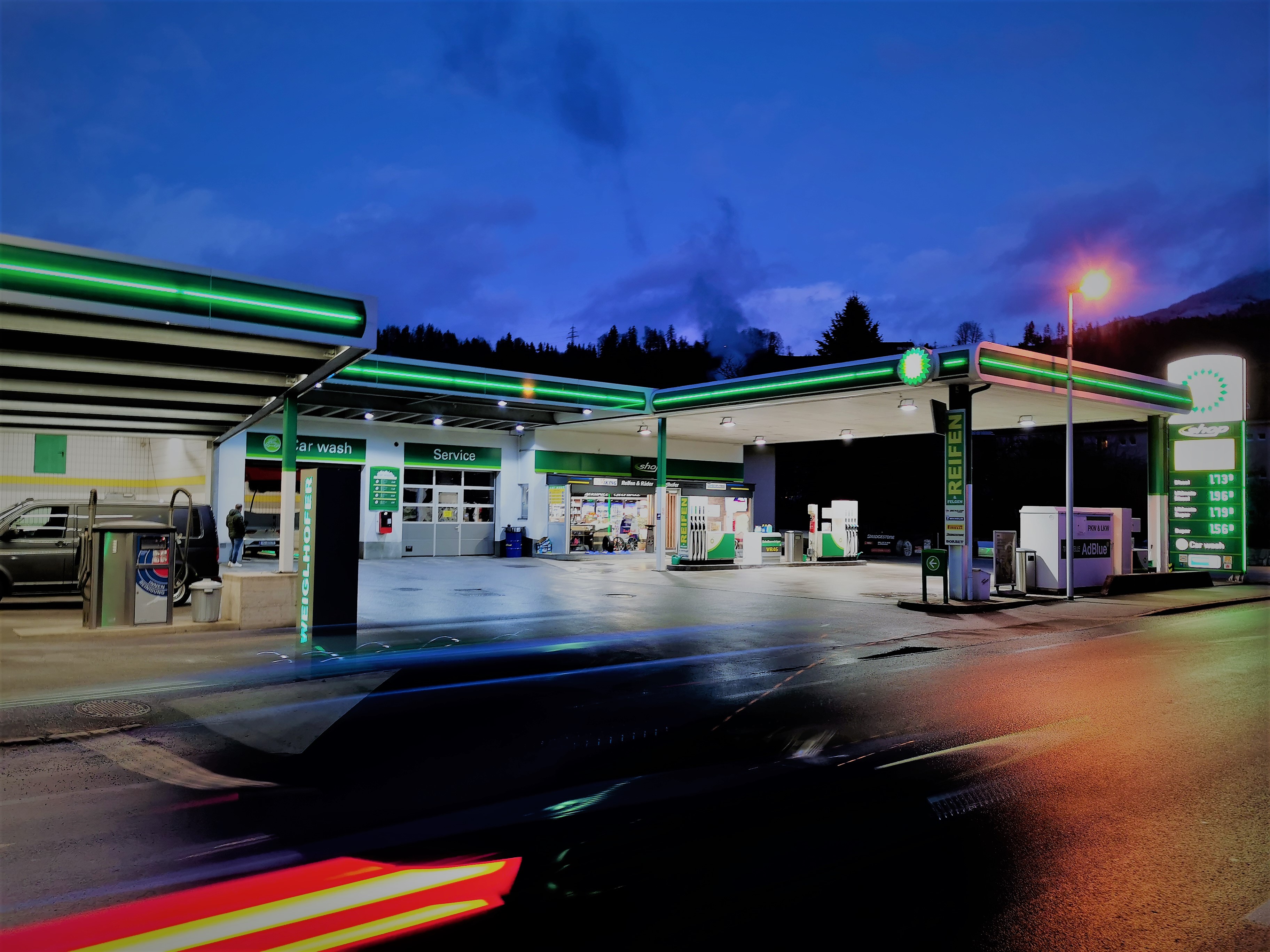 Tankstelle von außen beleuchtet neu.jpg