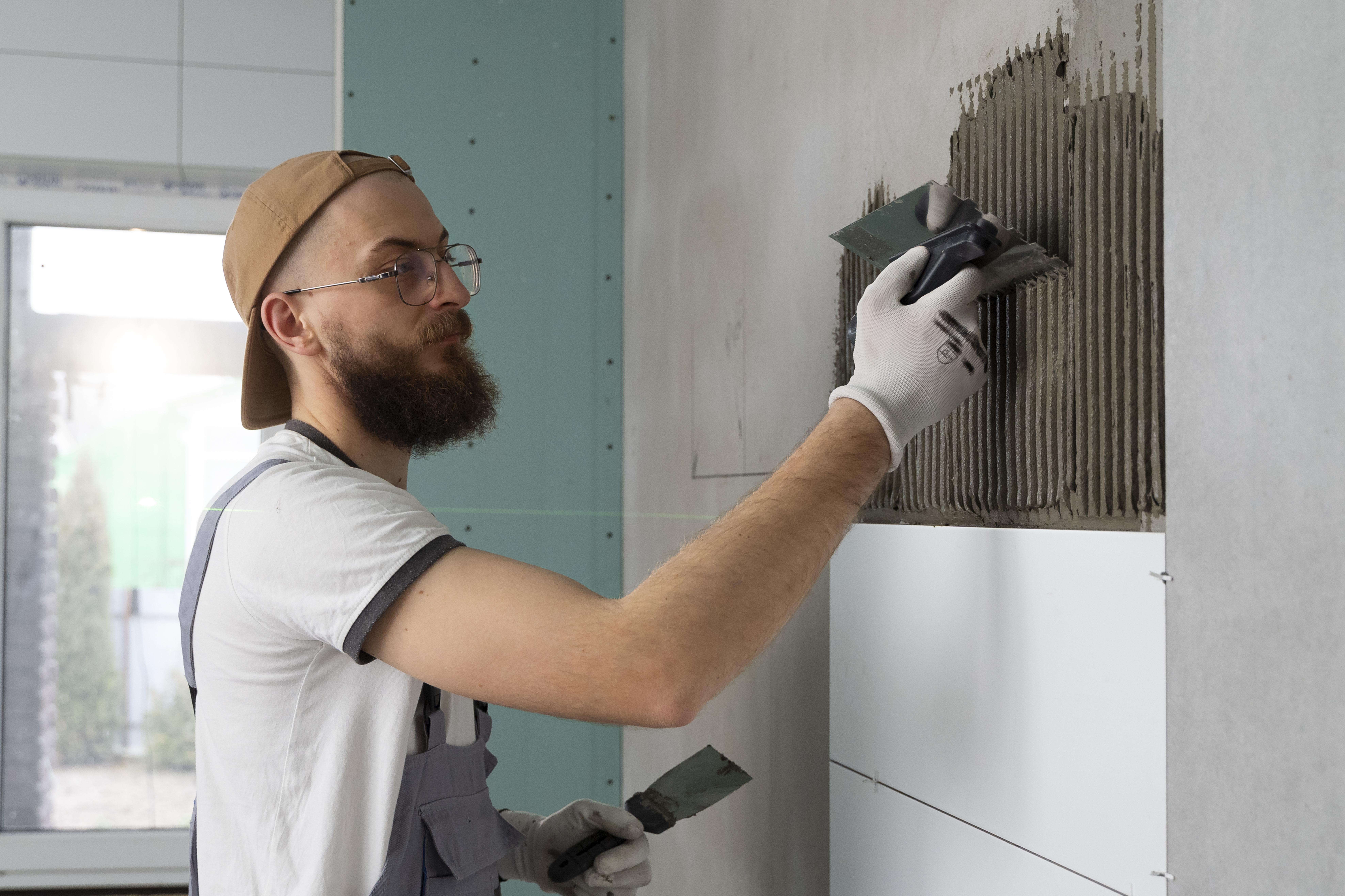 tiler-working-renovation-apartment.jpg