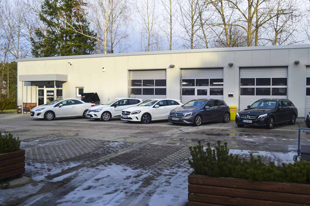 Impressionen Arbeitsplatz KFZ Carras - Autos vor Werkstatt