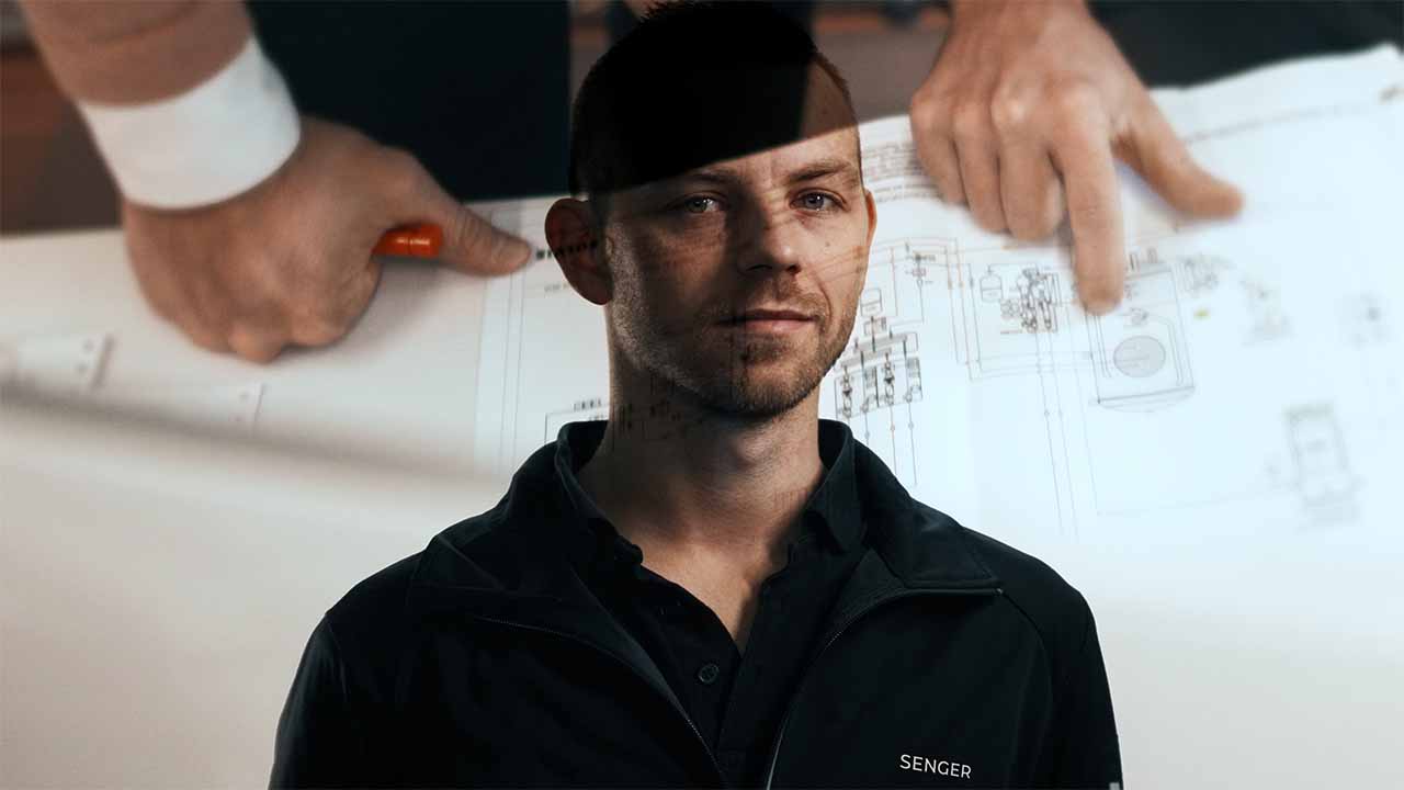 Anlagenmechaniker vor Installationsplan