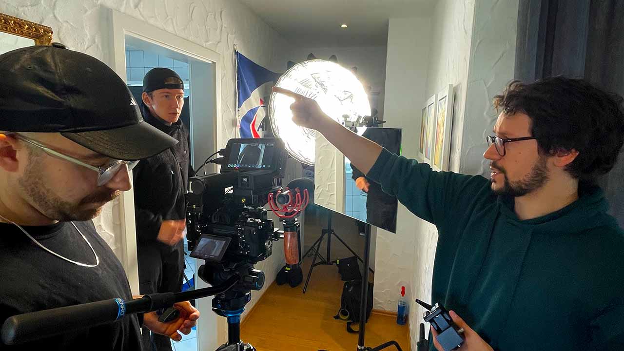 Regisseur gibt Anweisungen an die Crew