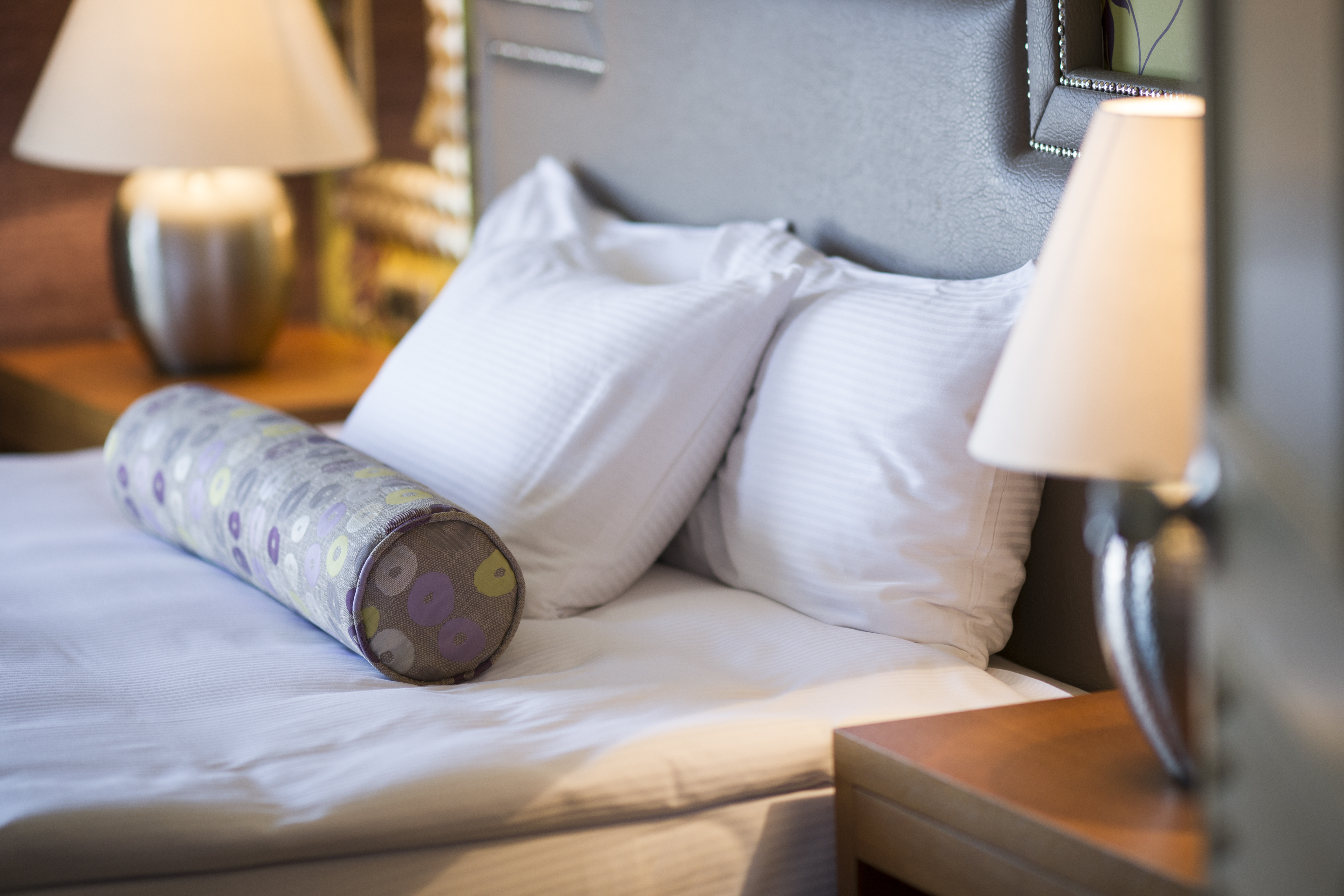 hotel-room-with-white-sheets.jpg