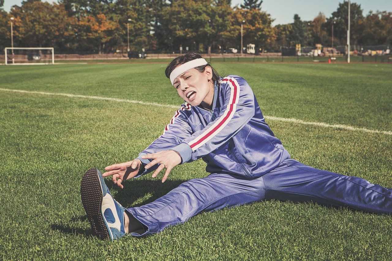 Frau quält sich beim Sport