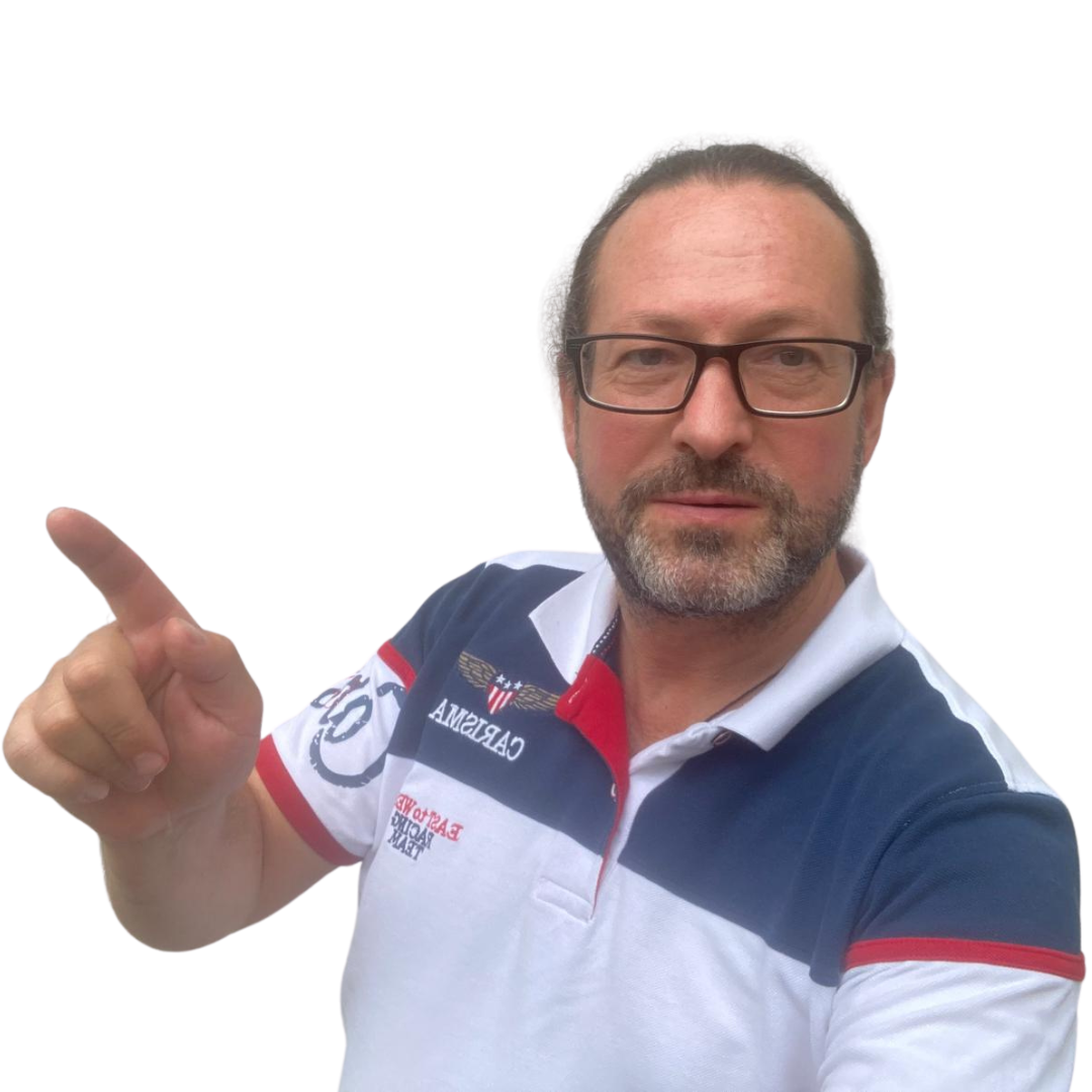 Marco Freigestellt zeigt rechts 10801080.png