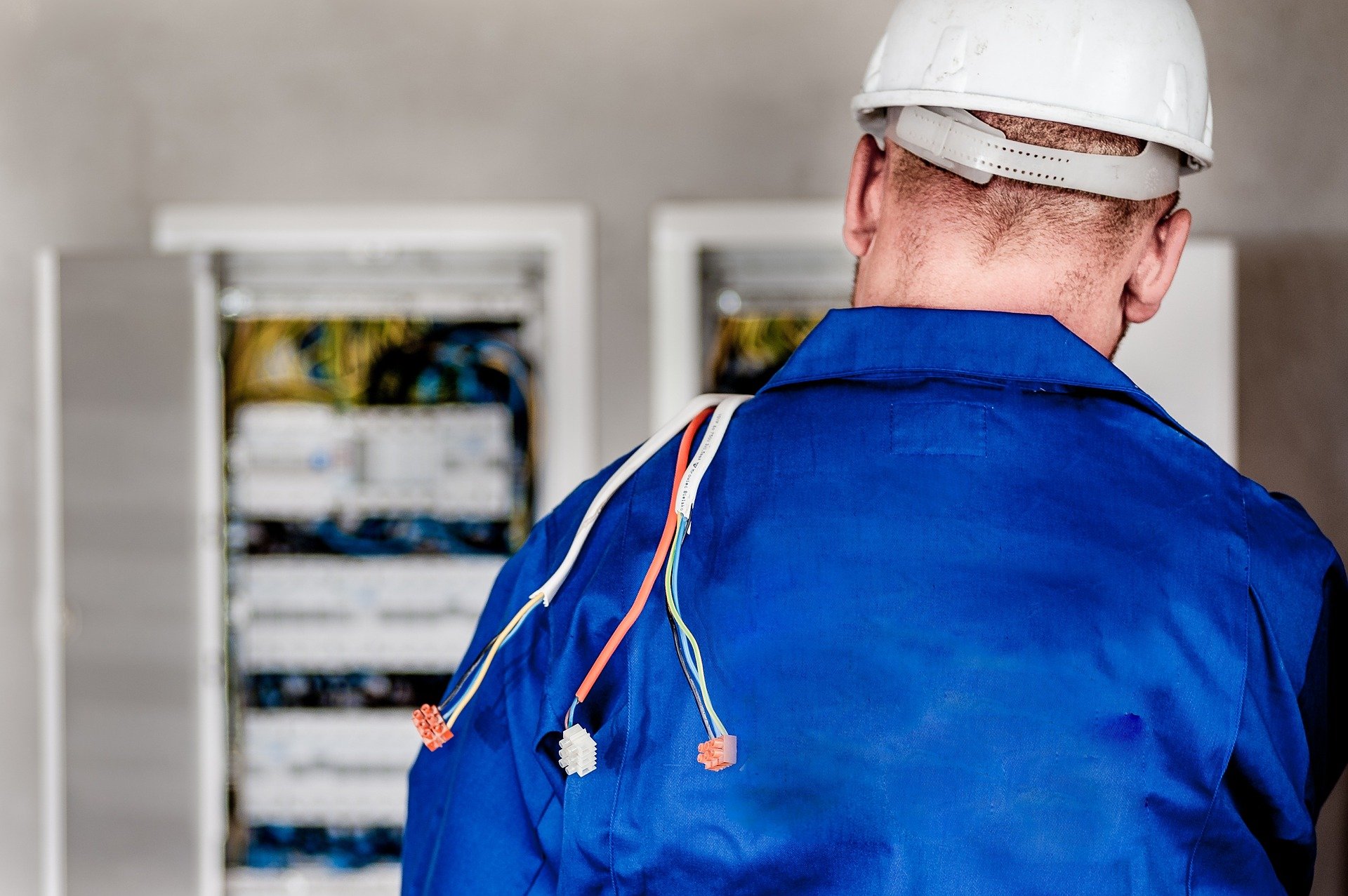 electrician-1080586_1920.jpg