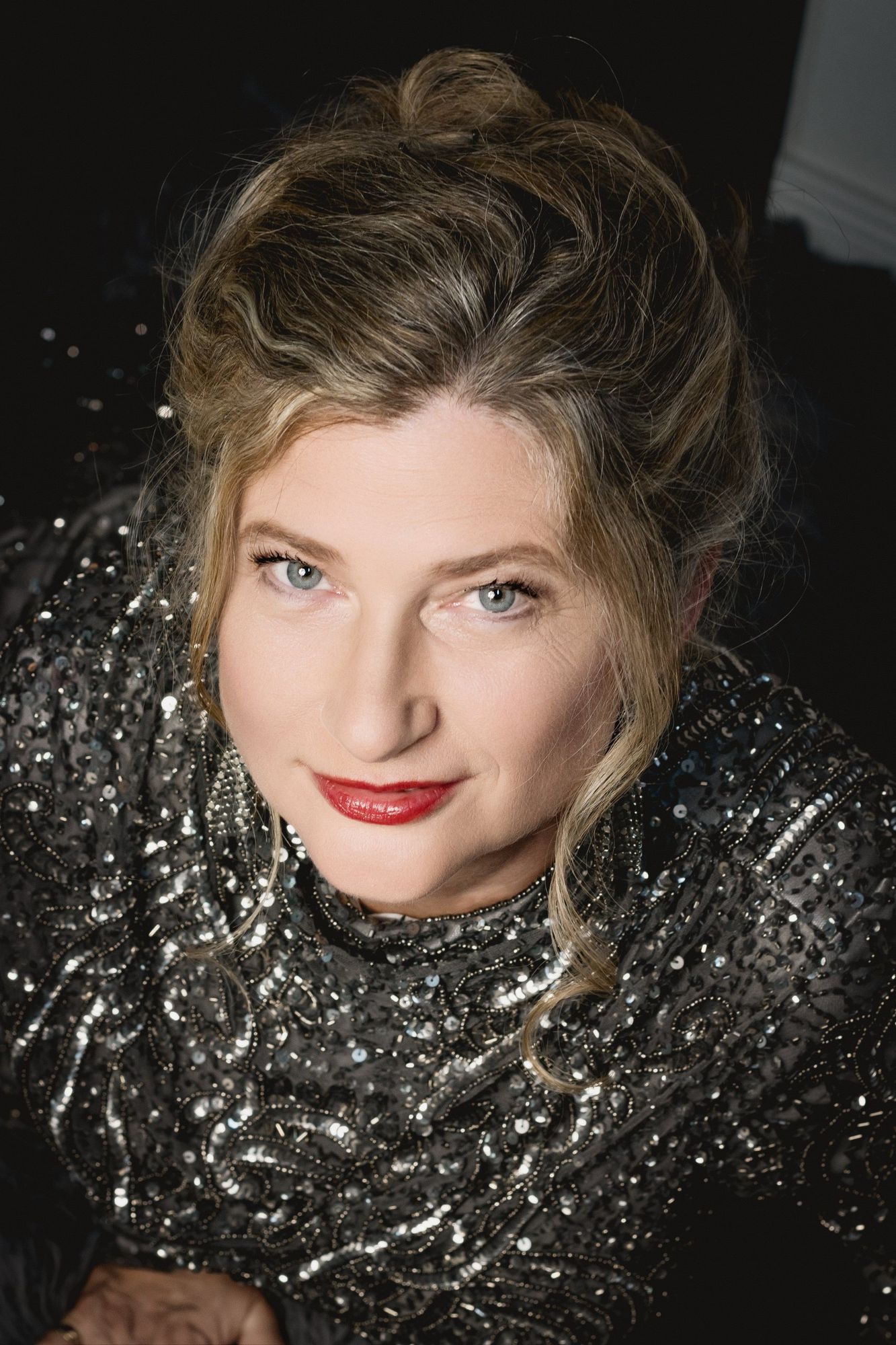 Astrid im Glitzerkleid