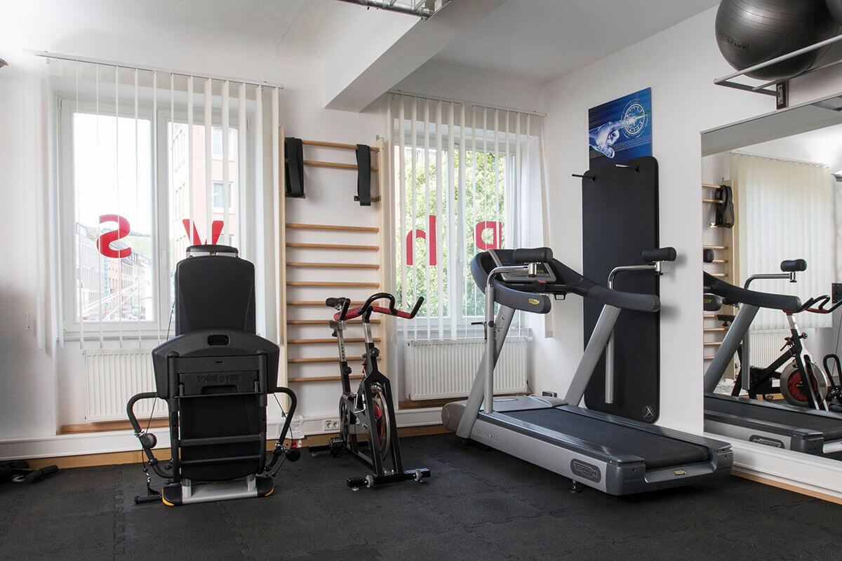 physiotherapie-trainingsraum-rezeption-therapiekonzept-kutzner-wuerzburg7-1.jpg