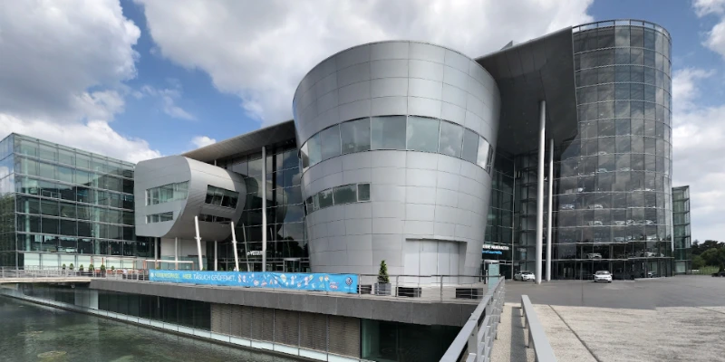 Die Gläserne Manufaktur in Dresden: Ein Symbol für Innovation und Wertschätzung von Immobilien