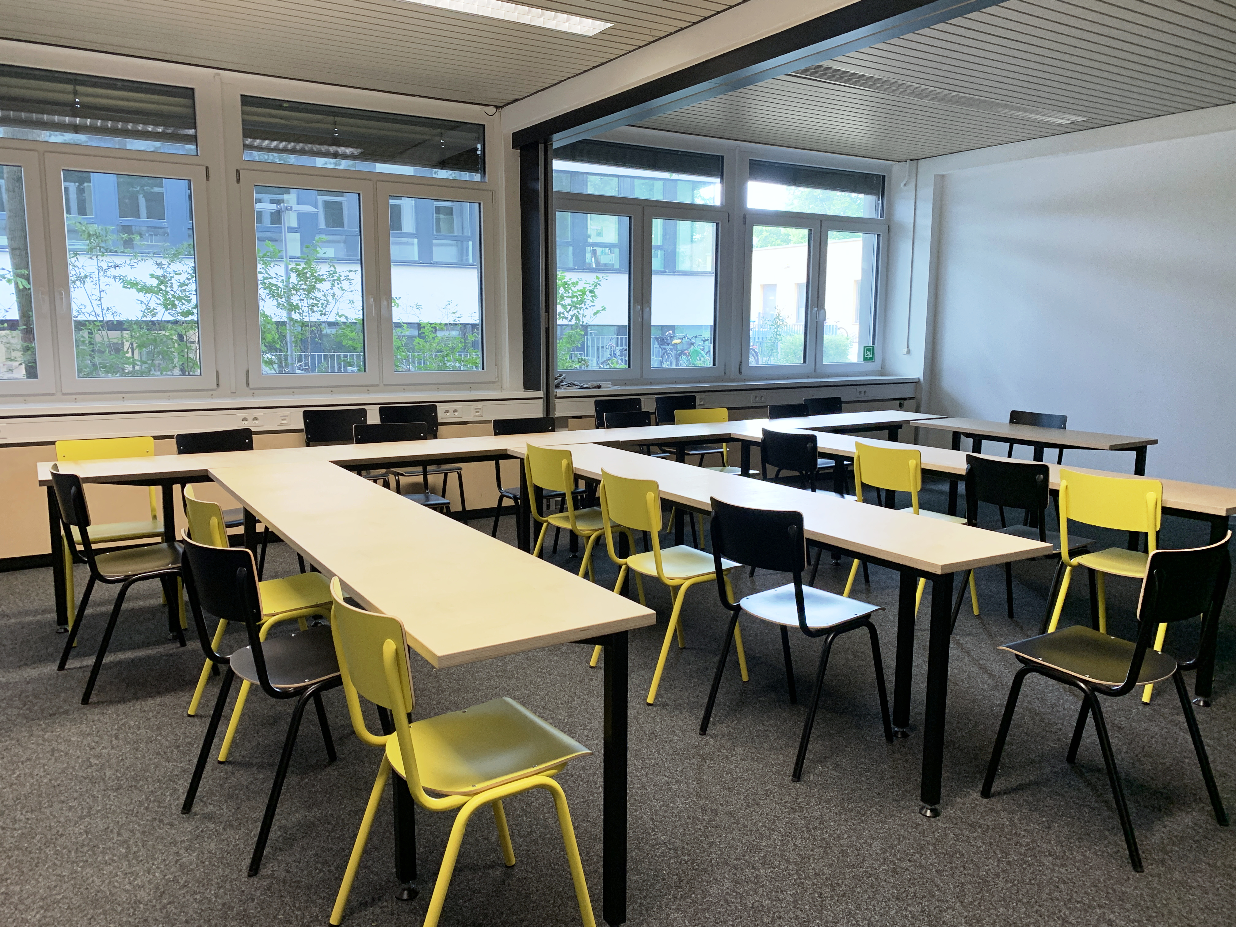 Projekt Seminarraum in schwarz und gelb Medienhaus Mainz, Projekt Innenarchitektur Lehre Mainz