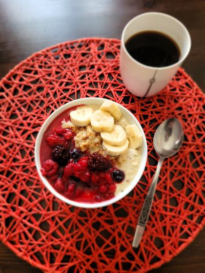 Mein Lieblilngsfrühstück: Haferbrei mit Obst und Kaffee