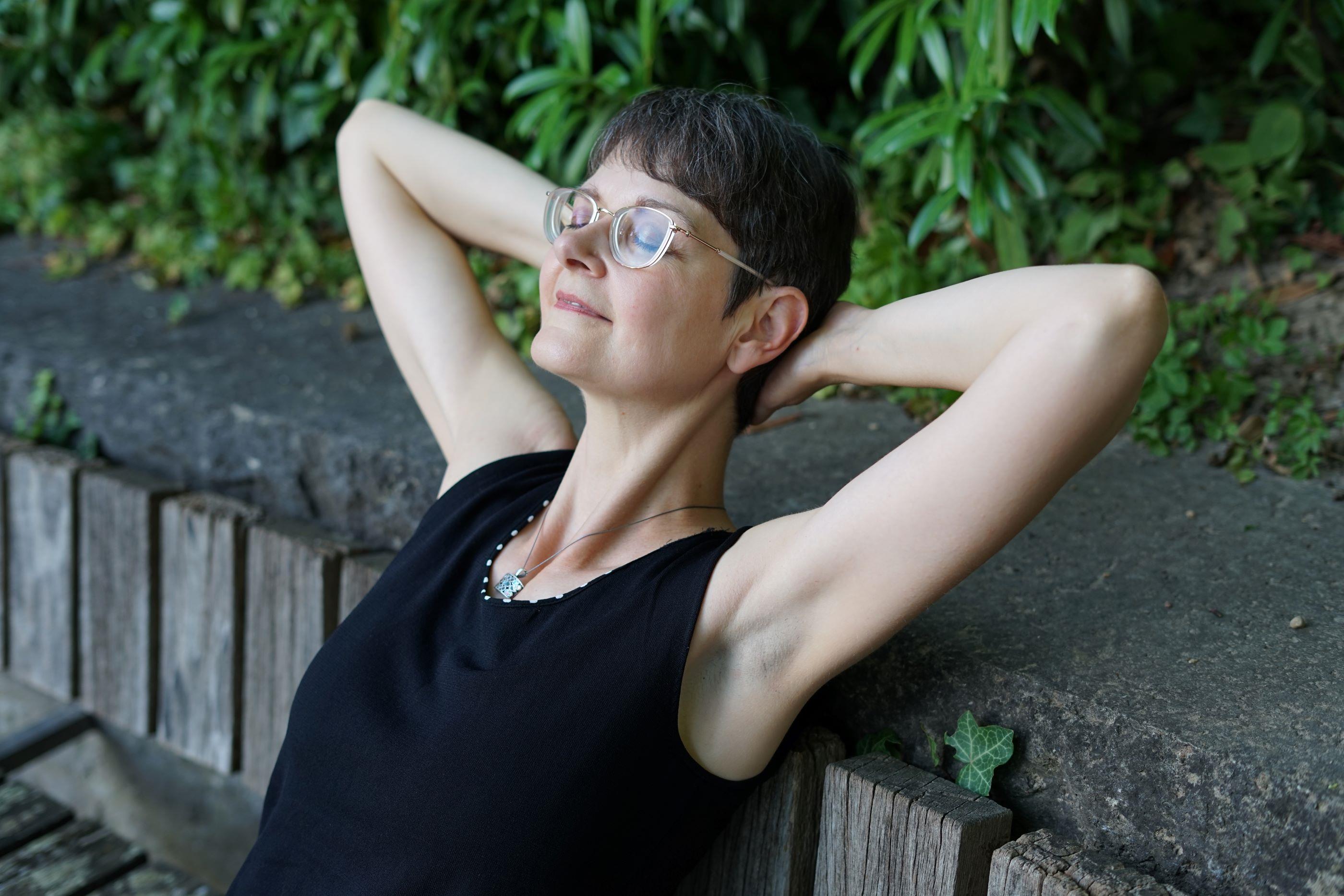 Claudia Hamann entspannt im Park