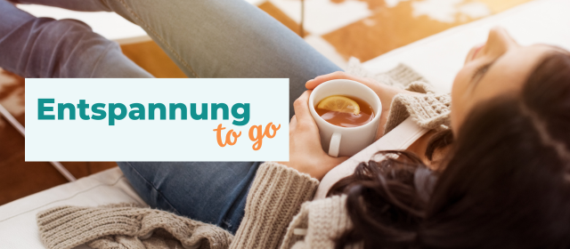 Eine junge Frau wacht lächelnd auf