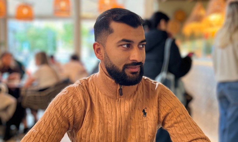 Ayaz im Café