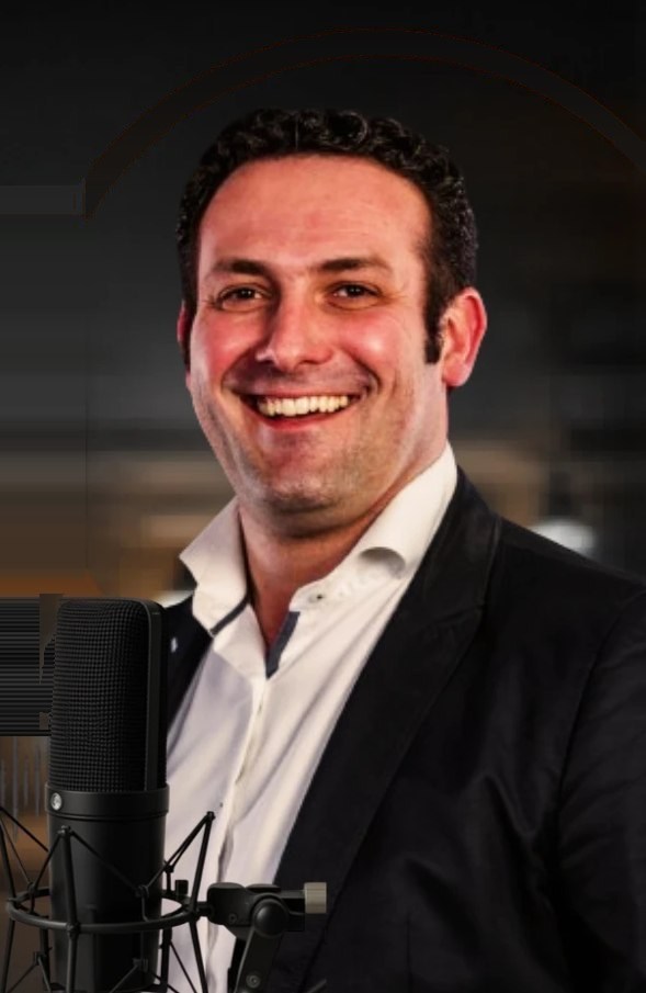 Uwe Fleischer, Podcast-Architekt von Casa Clou, lächelnd am Studiomikrofon