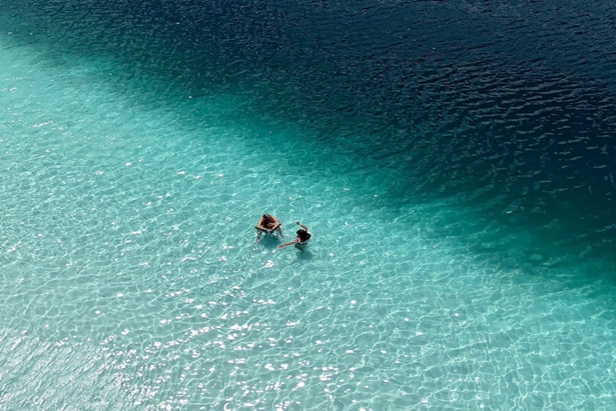 vitaflex+-slawa-siffermann-abenteuer-reisen-urlaub-güntigerreisen-meer-luxusurlaub-luxusreisen-hotel-günstiger Blaues Meerwasser mit Urlauber