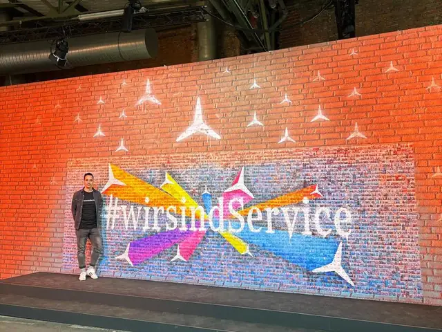 Foto-Mosaik-Wand mit dem Hashtag #wirsindService, zusammengesetzt aus Gästefotos auf einem Mercedes-Benz Event