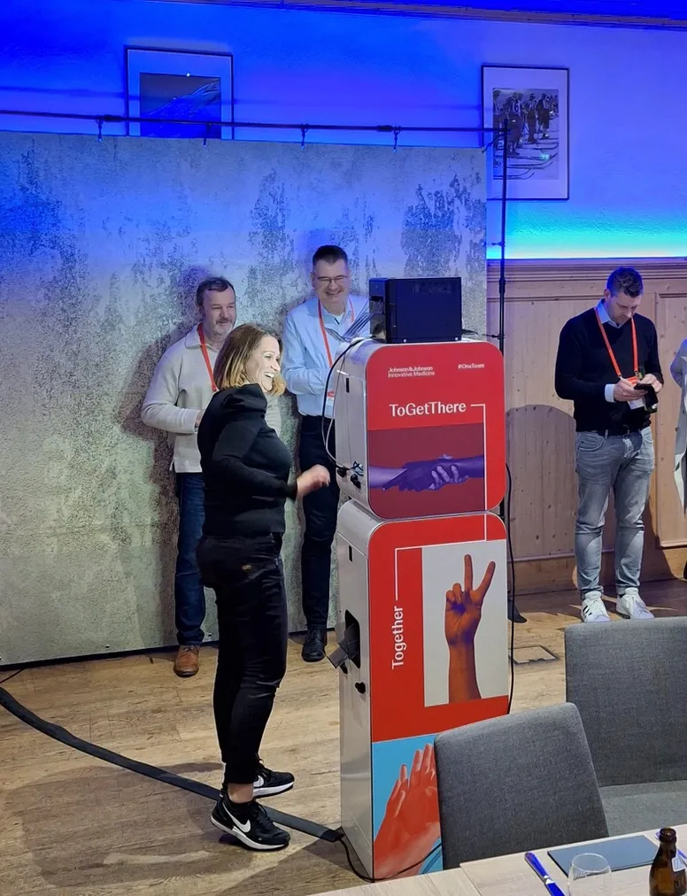 Fotobox im roten Firmendesign auf einem Messestand