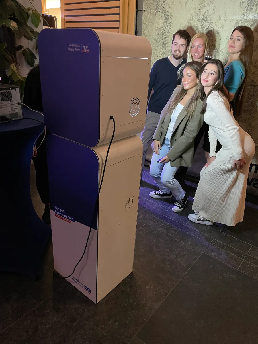 Fotobox im blauen Design auf einem Firmenevent