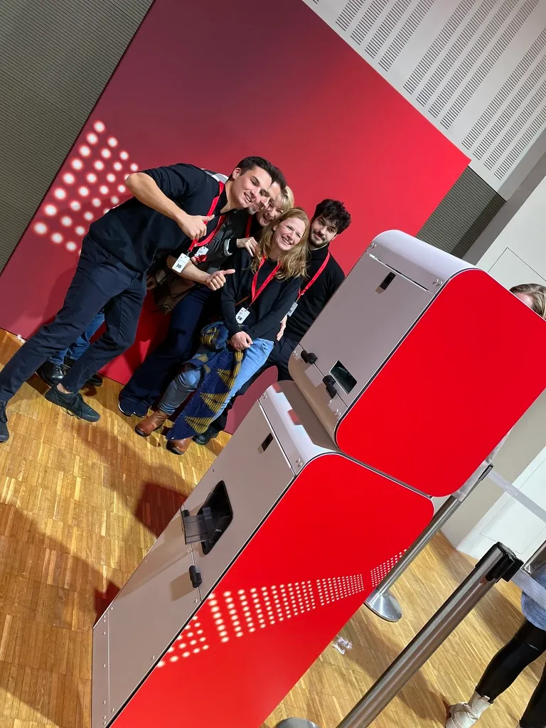 Gruppe posiert vor einer gebrandeten mofubo Fotobox