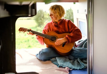 Frau im Wohnmobil.jpg