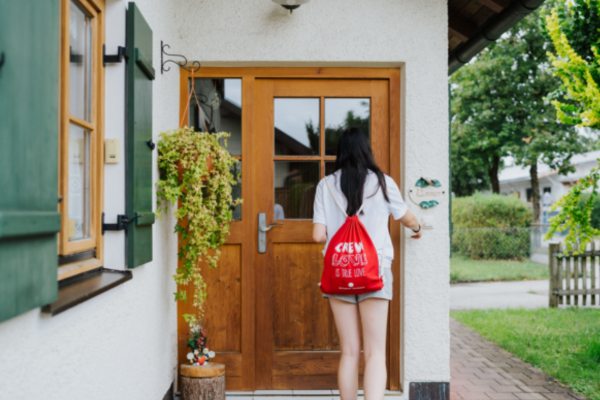 Eine Fundraiserin, die an der Tür steht, um Spenden für eine Hilfsorganisation zu sammeln