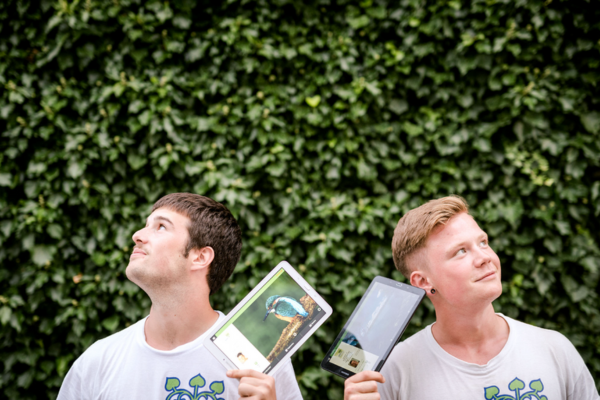 2 Fundraiser halten ihre Fundraising Tablets hoch