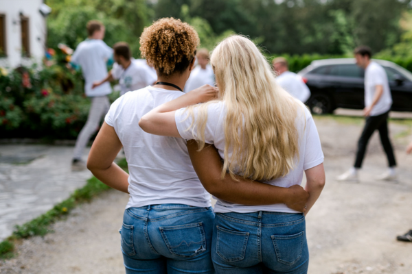 2 Fundraiserinnen umarmen sich. Man sieht sie von hinten