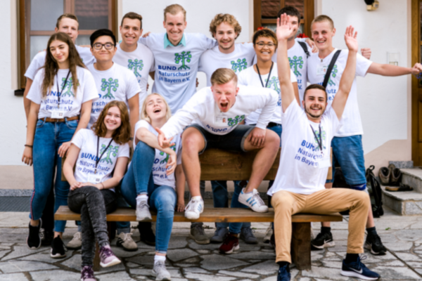 Eine fröhliche Fundraising Crew bei ihrem flexiblen Ferienjob. Sie jubeln und freuen sich auf den Ferienjob