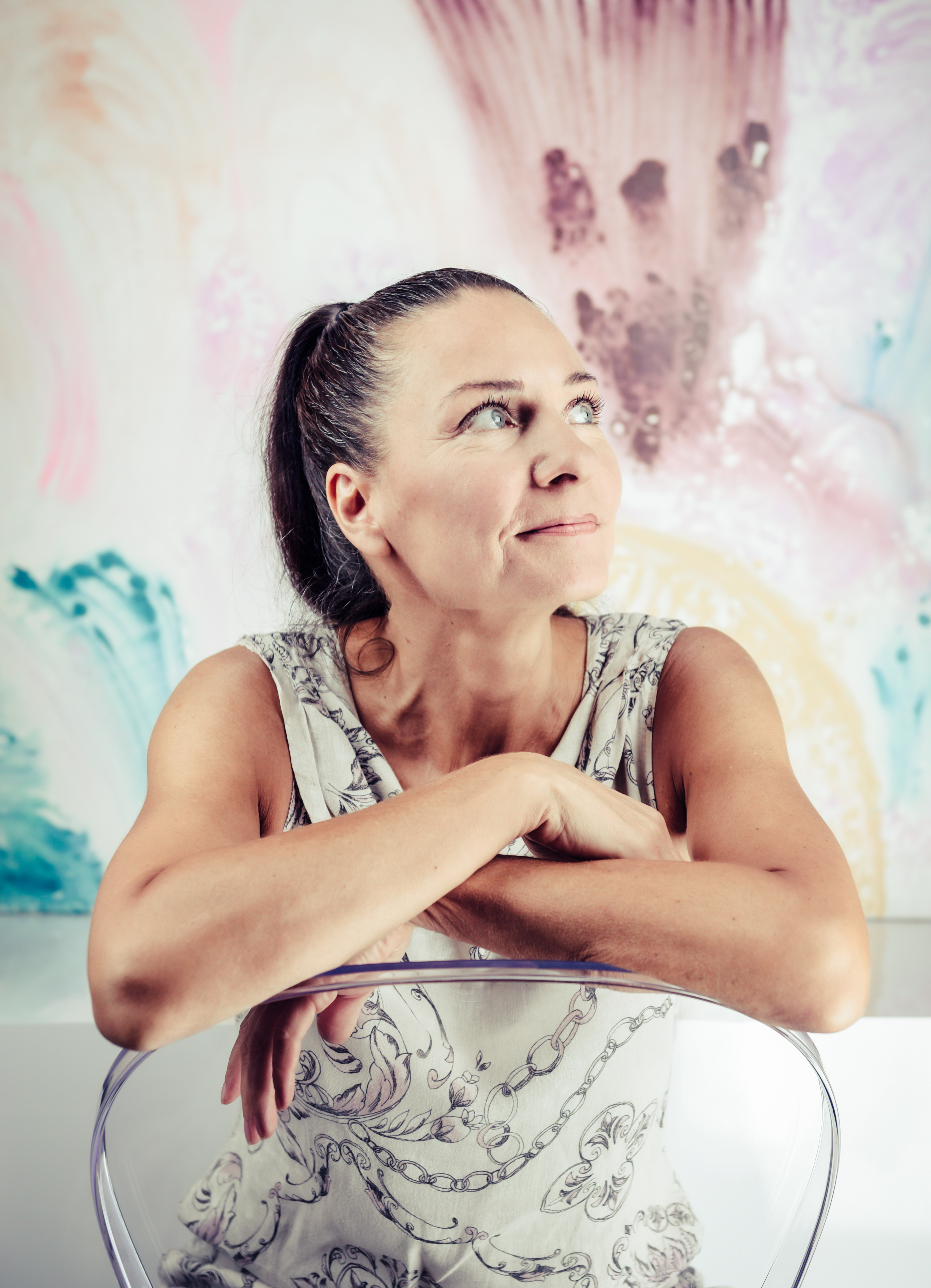 hoch guckend vor Amma´s Bild.jpg