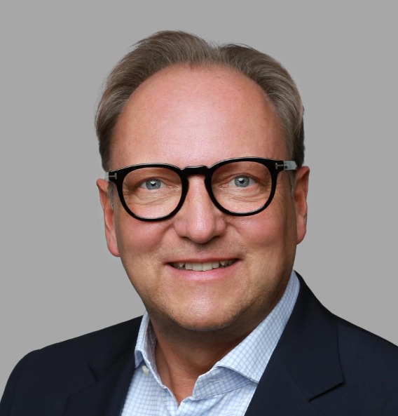 Dr. Torsten Schmidt-Bader_bunt_zugeschnitten.jpg
