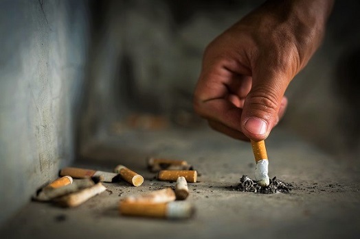 Rauchen aufhören Mann drückt Zigarette aus, um endlich Nichtraucher werden zu können