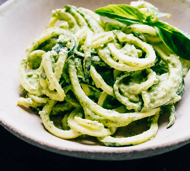 Zucchini Nudeln mit Avocado-Nuss-Pesto