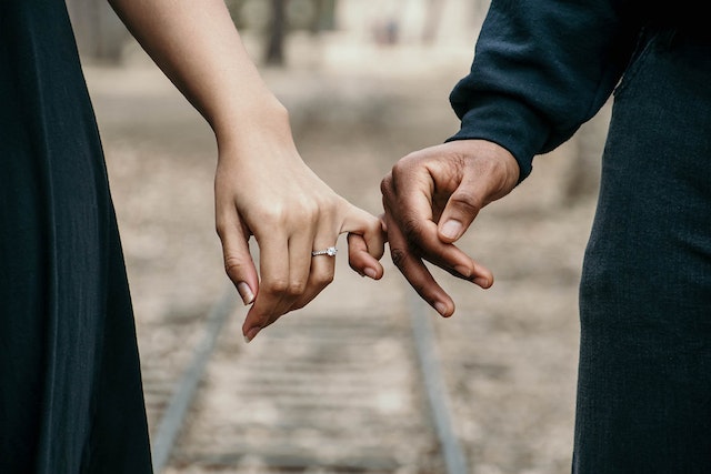 Ein Ehepaar hält Händchen