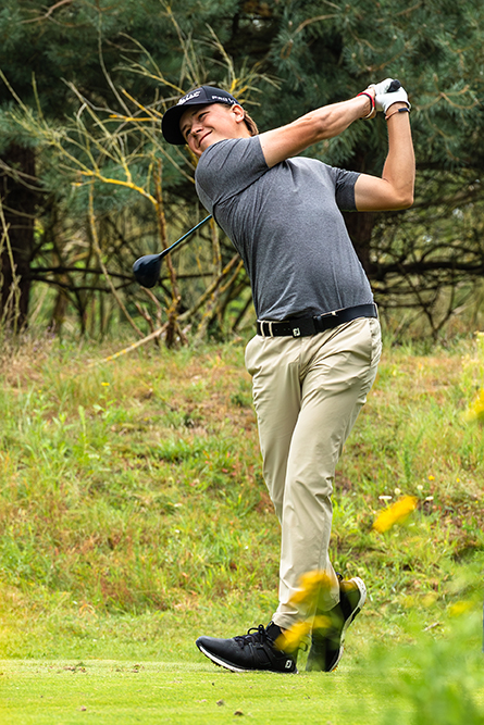 Abschlag im Golf-Camp