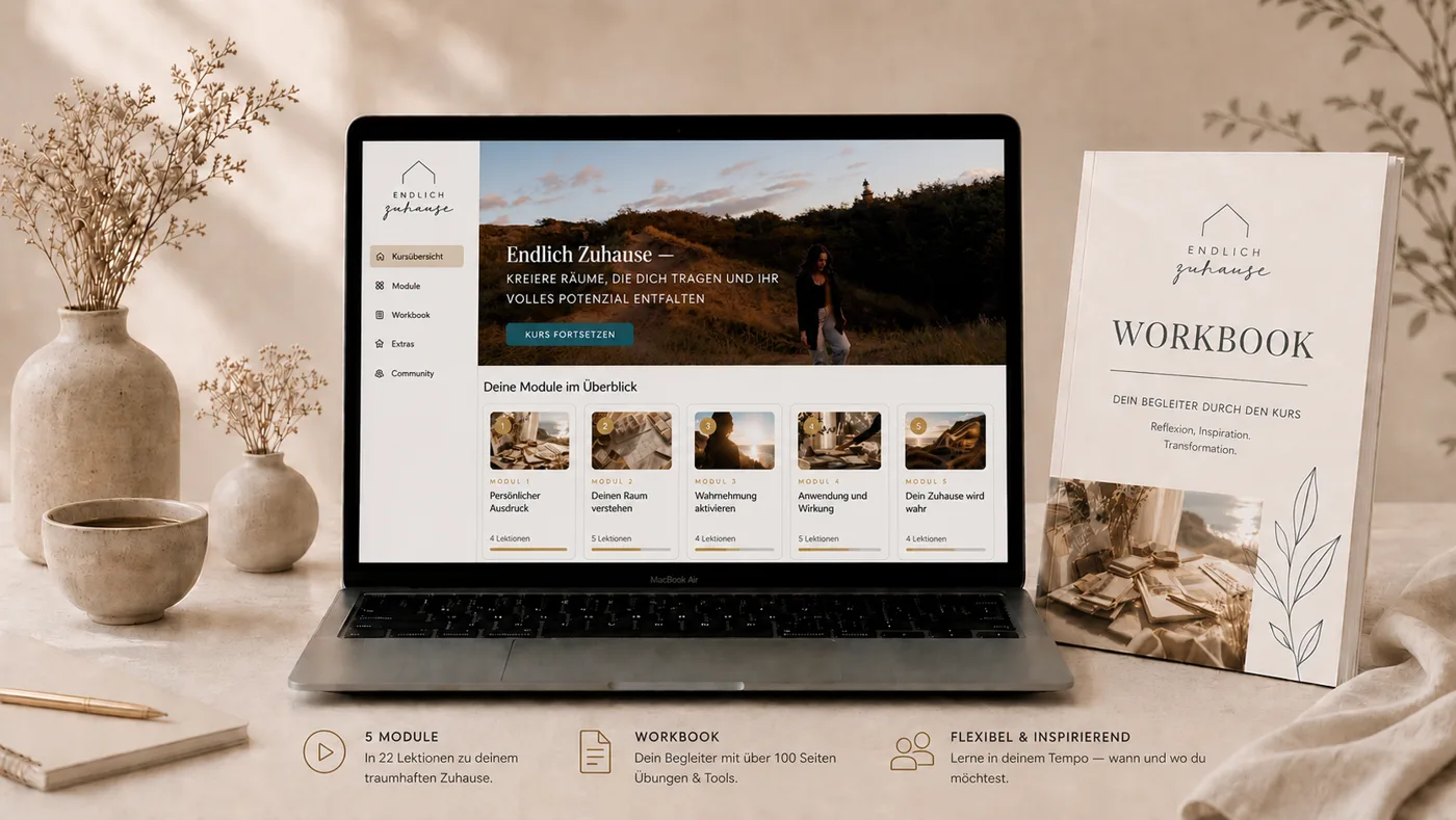 Onlinekurs Endlich Zuhause auf dem Laptop mit allen 5 Modulen, daneben das Workbook