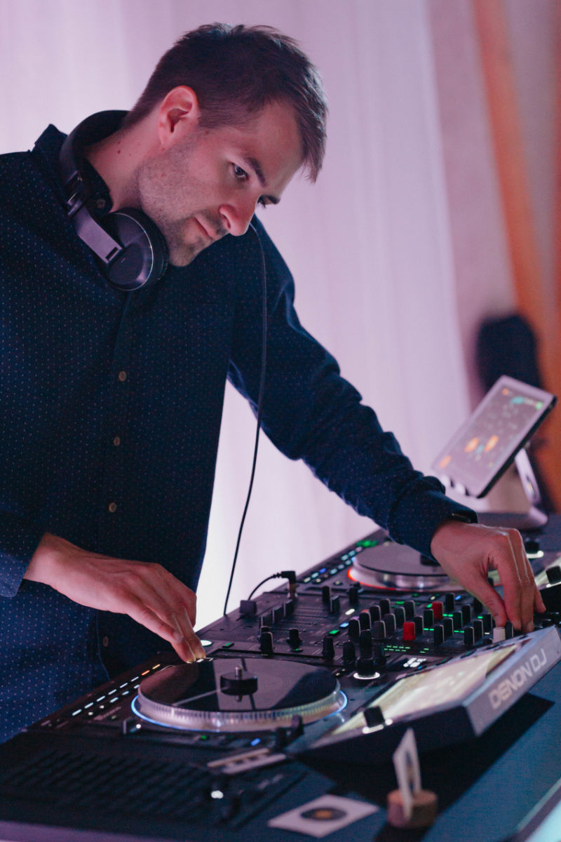 dj-sven-lutz-cosmos-events-beim-auflegen.jpg
